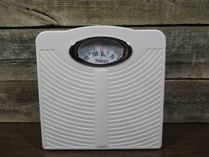 lot 47 image: Thinner Analog Doctor Scale-Pearl