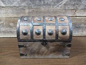 lot 58 image: Treasure Chest Keep Sake Jewelry Wood Box