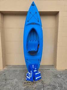 lot 8 image: Lifetime 104 Blue Kayak with 2 Life Jackets and Rope