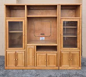 lot 19 image: Beautiful Oak Entertainment Center W Combination Doors & Shelves
