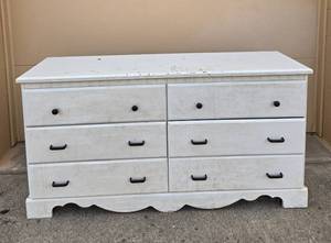 lot 45 image: White Wooden Dresser with 6 Drawers