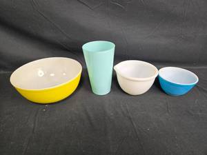 lot 140 image: Set of 4 Vintage Colorful Mixing Bowls and Cup