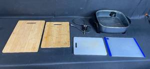 lot 63 image: West Bend Electric Skillet with 2 Bamboo Cutting Boards and 2 Plastic Cutting Mats