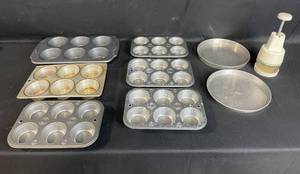 lot 101 image: Assorted Vintage Bakeware Set including Muffin Pans and Tart Pans