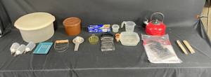 lot 192 image: Assorted Kitchen Utensils and Bakeware Set