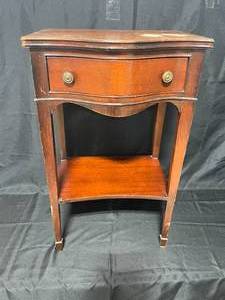 lot 91 image: Vintage Wooden End Table with Drawer and Shelf