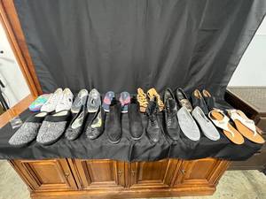 lot 95 image: Lot of 12 Assorted Womens Shoes and Sandals - SZs Mostly 7.5 - 8.0