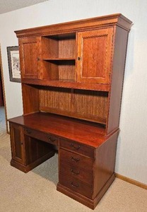 lot 25 image: Deluxe Hooker Furniture Executive Desk Office Work Station