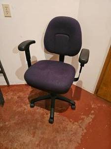 lot 99 image: Rugged Utility Office Chair