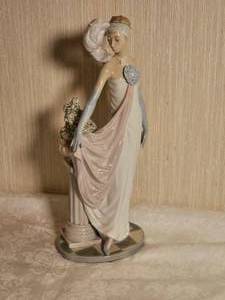 lot 48 image: Lladro Porcelainn Figurine  5283 Socialite of the 20s