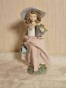 lot 49 image: Flawless Lladro Porcelain Figurine  7575 A Wish Come True