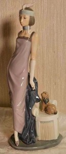 lot 50 image: Flawless Lladro Porcelain Figurine  1005174 Couplet Lady