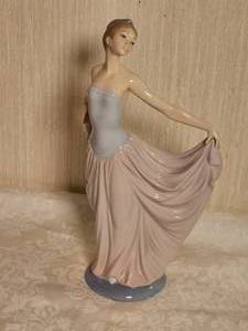 lot 51 image: Flawless Lladro Porcelain Figurine  5050 Dancing Women