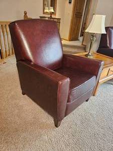lot 5 image: Luxurious Flexsteel Cordovan Leather Arm Chair Recliner, a