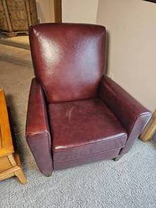 lot 6 image: Luxurious Flexsteel Cordovan Leather Arm Chair Recliner, b