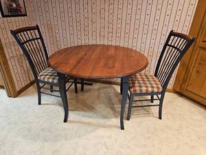 lot 73 image: Farmhouse Chic Spindle Kitchenette Dining Set  Table and 2 Chairs