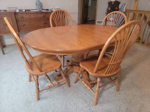lot 17 image: Classic Oak Dining Table and Chair Set