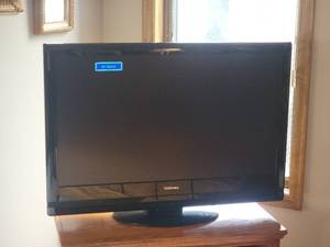 lot 86 image: Toshiba 37 LCD HDTV - 37AV500U