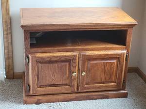 lot 109 image: Rich Oak Entertainment Stand