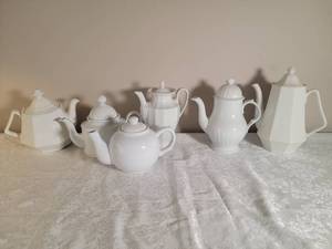 lot 108 image: Vintage English Porcelain Teapot Collection - White - (6)