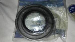 lot 621 image: Pinion Seal - Ford (BR3Z-4676-A). Extension Housing Seal - Ford (LC3Z-7052-A)