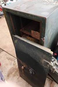 lot 709 image: Antique Combination Safe - 21 x 21 x 41