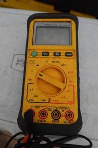 lot 754 image: UEI DM384 Digital Multimeter