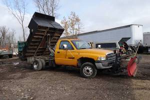 lot 2 image: 1999 Dodge Ram 3500 4WD Pickup with Boss 9 Plow and Dump Bed - 5.9L Diesel