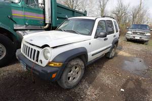 lot 4 image: 2006 Jeep Liberty SUV - 2.8L Diesel - Bad Transmission