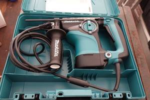 lot 722 image: Makita HR2811F Rotary Hammer Drill with Case