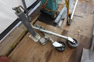lot 800 image: Trailer Jacks