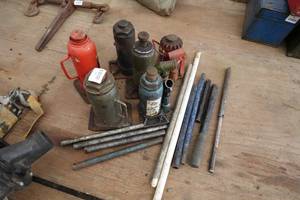 lot 797 image: Assorted Bottle Jacks