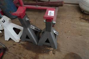 lot 810 image: Larin 3 Ton Jack Stands