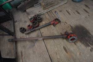 lot 813 image: Ridgid Handheld Pipe Threader with Dies