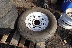lot 7 image: Road Runner RR65 ST23580R16 Trailer Tire with 8 Bolt Wheel