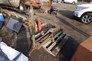 lot 705 image: 10 Ton Semi Floor Jack