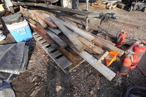 lot 822 image: Assorted Scrap Wood