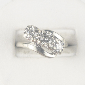 lot 5 image: 14k White Gold 34ct VINTAGE Natural Three Diamond Ring - Estimated Replacement Value $3000
