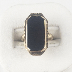 lot 9 image: Vintage Black Onyx Inlay Yellow Gold 10K Ring. Size 4 - 4.25. Estimated Replacement Value $800