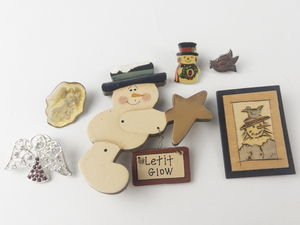 lot 34 image: Group of 6  Christmas Theme Base Metal Brooches & Lapel Pins .