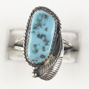 lot 56 image: Turquoise & Leaf Sterling Silver Ring. Size 8 - 8.25.