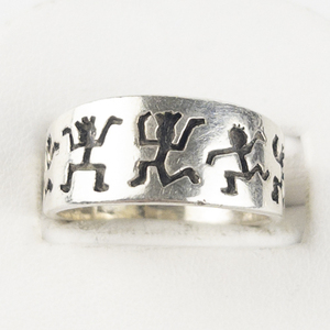 lot 74 image: Motif Strichmannchen Sterling Silver Ring. Size 8.25 - 8.5.