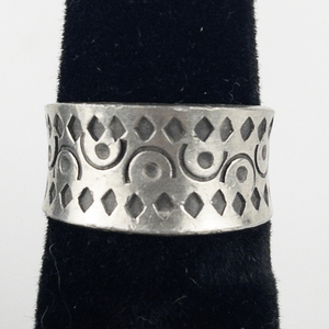 lot 76 image: Jorgen Jensen (Denmark) Handmade  Modernist Pewter Toe Ring. Size 6.25-8.