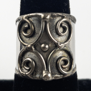 lot 89 image: Wide Swirl Stainless Steel Toe Ring . Size 8.5-9.
