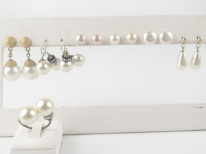 lot 163 image: Group of 6  Pearl Button Base Metal Pierced Earrings . All Wearable & In Good Condition