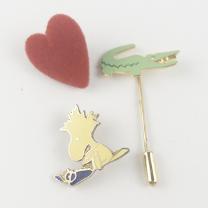 lot 214 image: Group of 3  Peanuts Woodstock With Typewriter, Crocodile, & Felt Heart Gold Tone Base Metal Pins .