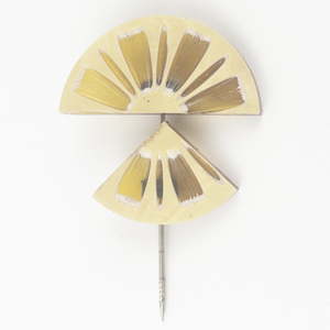 lot 222 image: Citrus Slice Silver Tone Base Metal Stick Pin With Clutch.