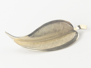 lot 242 image: GIOVANNI Textured Leaf Gold Plated Base Metal Brooch .