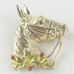 lot 246 image: Gerrys  Christmas Wreath On Horse Head Gold Tone Base Metal Brooch .