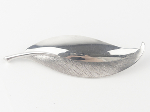 lot 251 image: Textured Leaf Silver Tone Base Metal Brooch .